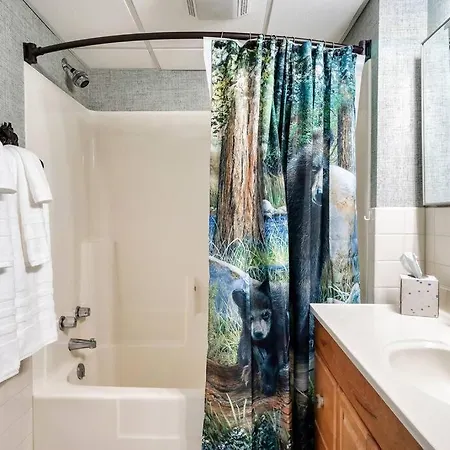Bear Pause Retreat/Steps To Pkwy/With Indoor Pool Apartment Gatlinburg Exterior photo